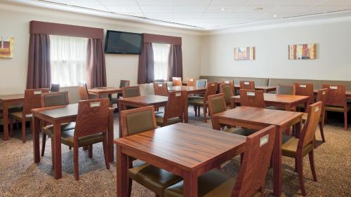 Μια τηλεόραση ή/και κέντρο ψυχαγωγίας στο Holiday Inn Express Glenrothes by IHG