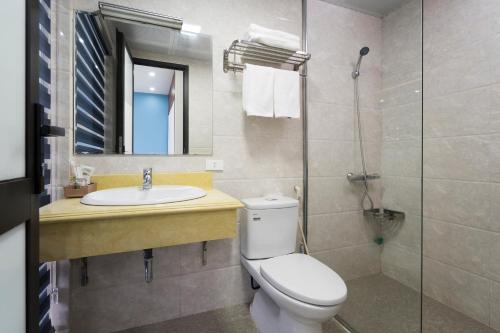 A bathroom at Sonny Homestay Hạ Long - Villa 5 Bedroom