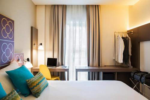 a hotel room with a bed and a desk at ibis Styles Barcelona Centre in Barcelona