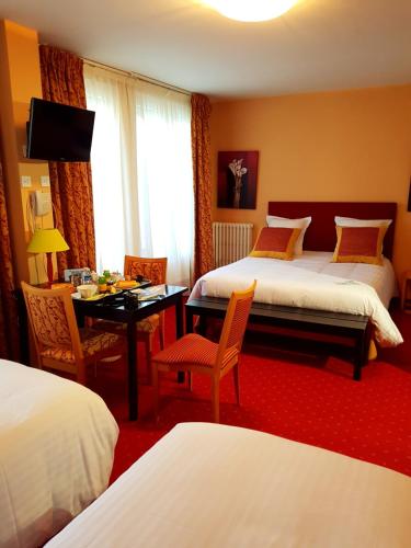 Cama ou camas em um quarto em Hotel Robic - Salles de séminaires & Bar