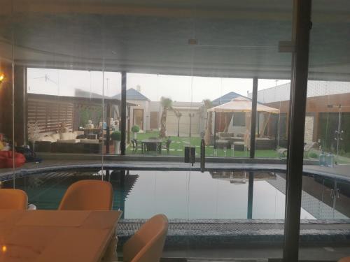 A piscina localizada em Alreem challet ou nos arredores