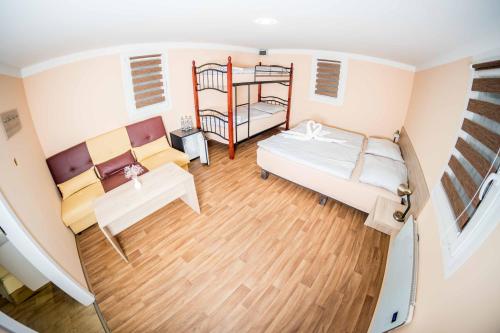 um quarto com uma cama e um beliche em Obora resort em Lanskroun