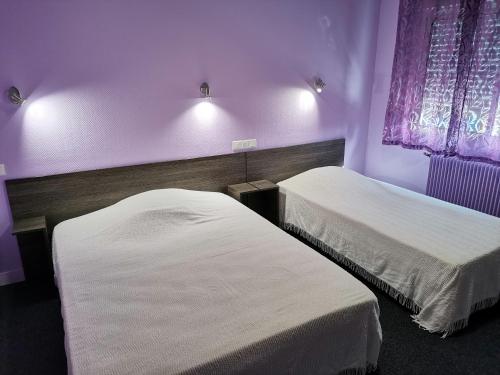 Postel nebo postele na pokoji v ubytování Hôtel Bar des Arènes