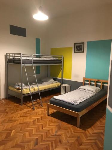 zwei Etagenbetten in einem Zimmer mit Holzboden in der Unterkunft Hostel Cornel in Timişoara