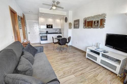 Benal Beach, Luxury Sea & Mountain View Beachside 1 Bedroom Apartment