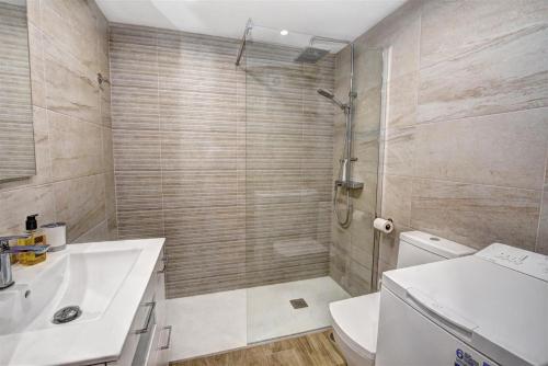 A bathroom at Benal Beach, Luxury Sea & Mountain View Beachside 1 Bedroom Apartment