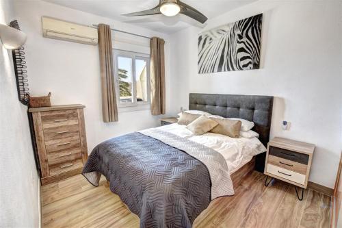 เตียงในห้องที่ Benal Beach, Luxury Sea & Mountain View Beachside 1 Bedroom Apartment