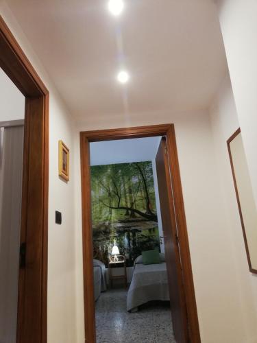 a hallway with a door leading to a bedroom at Appartamento City in Palmi
