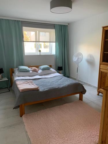 a bed in a room with a window and a bed sidx sidx sidx at Apartamenty U Ewy in Ustka