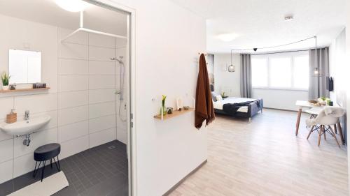 W łazience znajduje się prysznic i umywalka. w obiekcie Design Apartment Stuttgart Messe-Airport Tiefgarage w mieście Leinfelden-Echterdingen