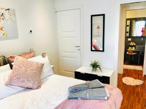 um quarto com uma cama com uma bolsa em Sweet & cosy room next to the beach em Viareggio