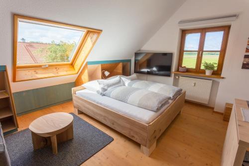 - une chambre avec un lit et une télévision dans l'établissement Ferienwohnungen Resi, à Bad Wörishofen