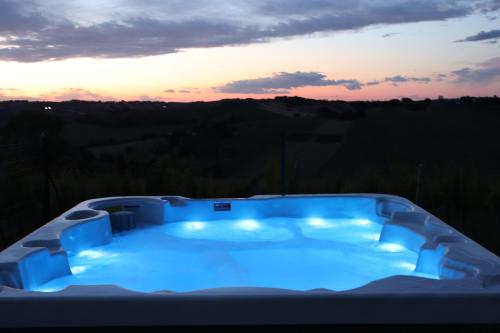 Východ nebo západ slunce při pohledu z bed and breakfast nebo okolí