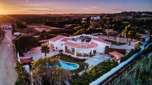 een luchtzicht op een huis met een zwembad bij The Lighthouse Hostel in Sagres