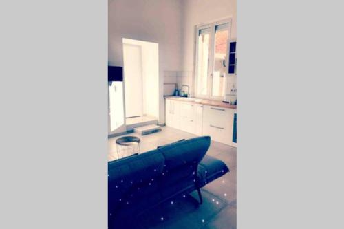 une cuisine avec une table et un banc dans l'établissement Le Grand Mole - 2 à 8 voyageurs, à Sète