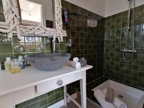 La salle de bains est pourvue d'un lavabo et d'une baignoire. dans l'établissement Gîte 2 pers proche plage avec jardin, à Clohars-Carnoët