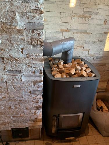a grill with a bunch of fire wood in it at Lappalaisen lomamökit Norpparanta in Puumala