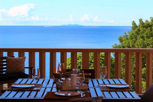 una mesa con copas de vino y vistas al océano en Casa Fortuna en Sveta Nedelja