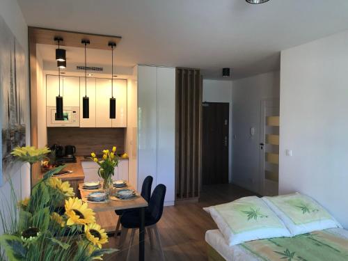En eller flere senger på et rom på Apartament Słoneczny z klimatyzacją i garażem