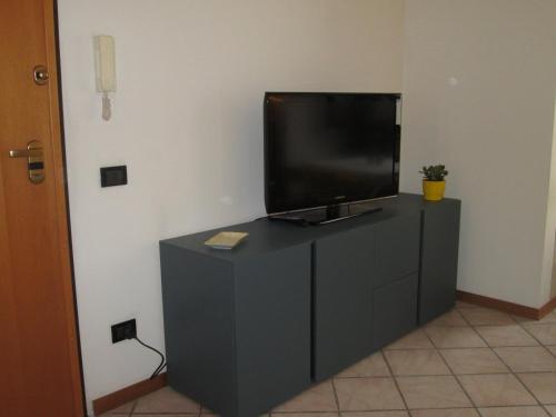 a flat screen tv sitting on top of a dresser at Lady Tulip - monolocale in Trento