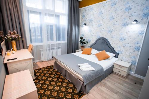 Un pat sau paturi într-o cameră la ARENA Hotel