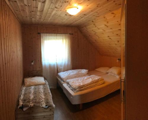 Tempat tidur dalam kamar di Bakkevik Brygge