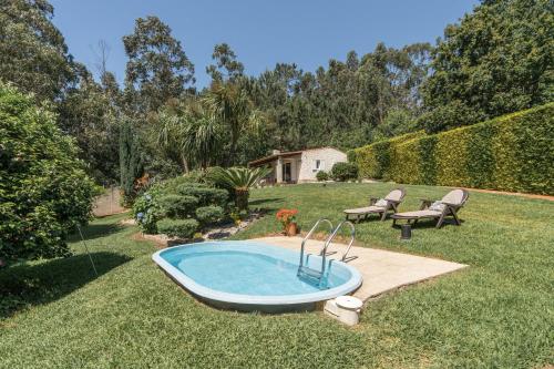 einen Hinterhof mit Whirlpool im Gras in der Unterkunft Casa Costaneira in Boiro