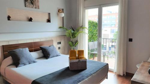 מיטה או מיטות בחדר ב-Apartamento Capri Los Boliches Wifi gratis Beach 100m