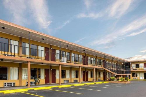 an empty parking lot in front of a motel at Lotus by Hotel Inn - Hot Springs in Hot Springs