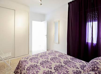 ランポーヤにあるEl piset de Paulaのベッドルーム(紫の毛布付きのベッド1台付)