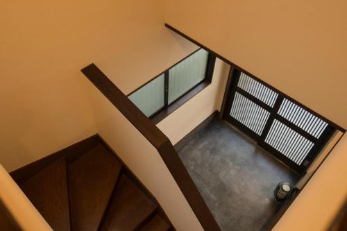 una vista aérea de una escalera en una casa en SyukuyaYokohama Main Building 2F - Vacation STAY 82577, en Kitagatamachi
