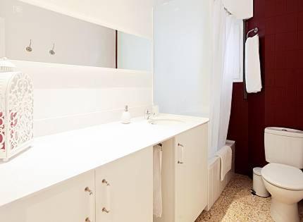 ランポーヤにあるEl piset de Paulaの白い洗面台とトイレのあるバスルーム