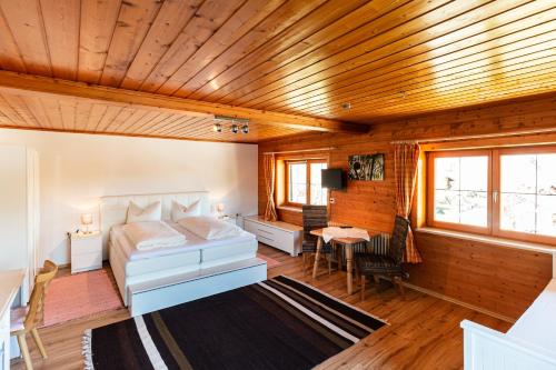Postel nebo postele na pokoji v ubytování Hotel Gasthof Neuwirt
