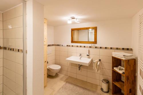 ホルツキルヒェンにあるHotel Gasthof Neuwirtのバスルーム(洗面台、トイレ付)