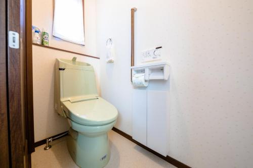 baño con aseo blanco en una habitación en Minamitsuru-gun - House - Vacation STAY 82504, en Fujikawaguchiko
