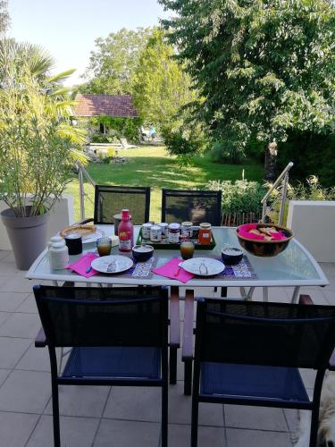 - une table avec des assiettes de nourriture sur une terrasse dans l'établissement La mansarde des Sources, à Pougues-les-Eaux