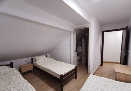 Cama ou camas em um quarto em Apartmani Maja 2