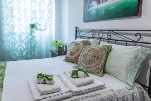 Un dormitorio con una cama con toallas. en Airport Casa Sofia 500mt from the beach, en Fiumicino