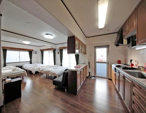 een keuken met vier bedden in een kamer bij La Foret Fujimi - Vacation STAY 83089 in Hiroshima