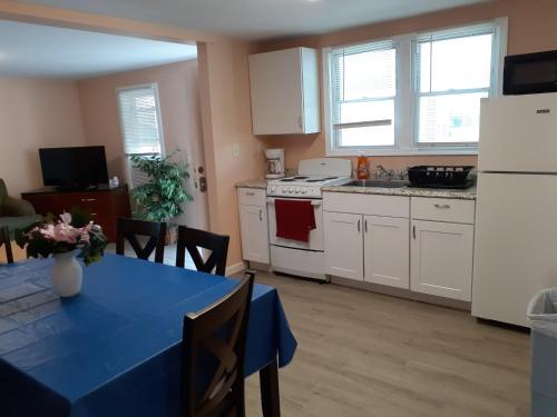 una cocina con mesa y mantel azul. en Atlantic Breeze Motel & Apartments, en Ocean City