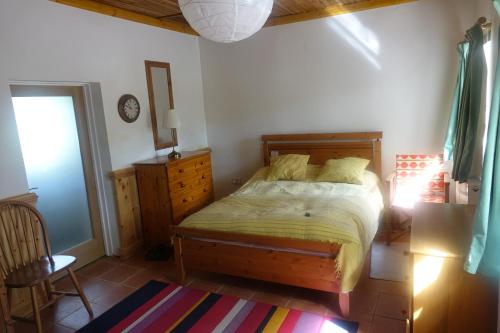 Bell Cottage في Gortahork: غرفة نوم بسرير وخزانة ونافذة