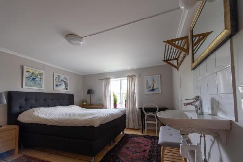 Tempat tidur dalam kamar di Mangelgårdens B&B