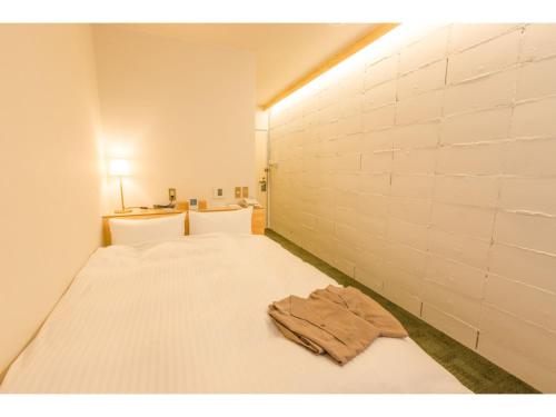 五島市にあるSERENDIP HOTEL GOTO - Vacation STAY 82392のベッド1台(タオル付)が備わる客室です。