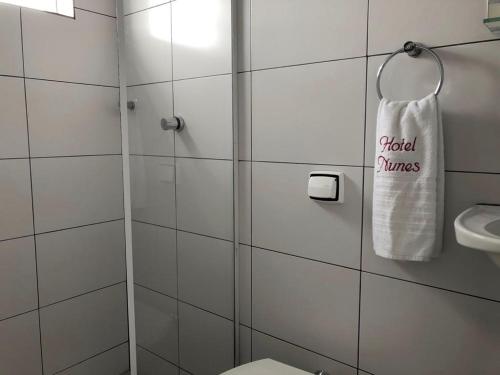 Bilik mandi di Hotel Nunes