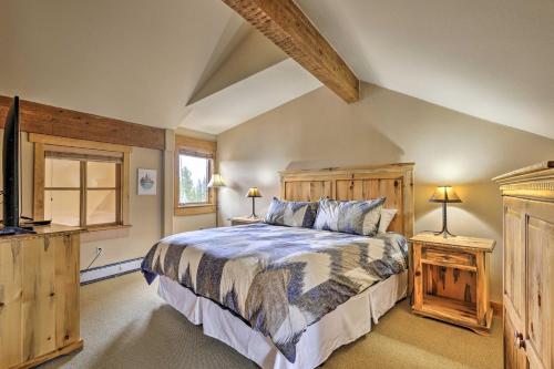 - une chambre avec un grand lit et une télévision dans l'établissement Keystone Condo on Golf Course with Mountain View, à Keystone