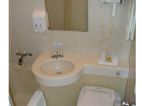 een badkamer met een wastafel en een toilet bij Hotel St Palace Kurayoshi - Vacation STAY 82274 in Kurayoshi
