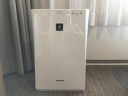 ein weißer Kühlschrank auf dem Boden in einem Zimmer in der Unterkunft Hotel St Palace Kurayoshi - Vacation STAY 82277 in Kurayoshi