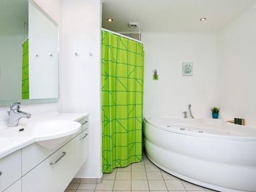 Et badeværelse på Three-Bedroom Holiday home in Løkken 14