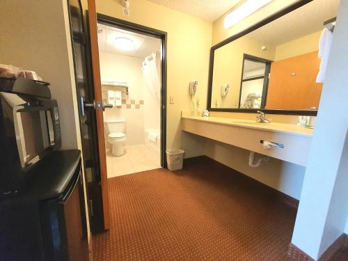 Ένα μπάνιο στο AmeriVu Inn and Suites - Waconia