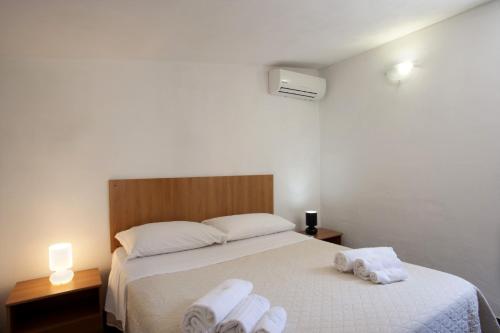 サン・ヴィート・ロ・カーポにあるVilletta Blusanvitoのベッドルーム1室(タオル付)